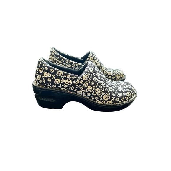 Boc Born Peggy Skull & Cross Bone Slip On Wedge Comfort Clogs Black White Sz 6.5 - Picture 3 of 10